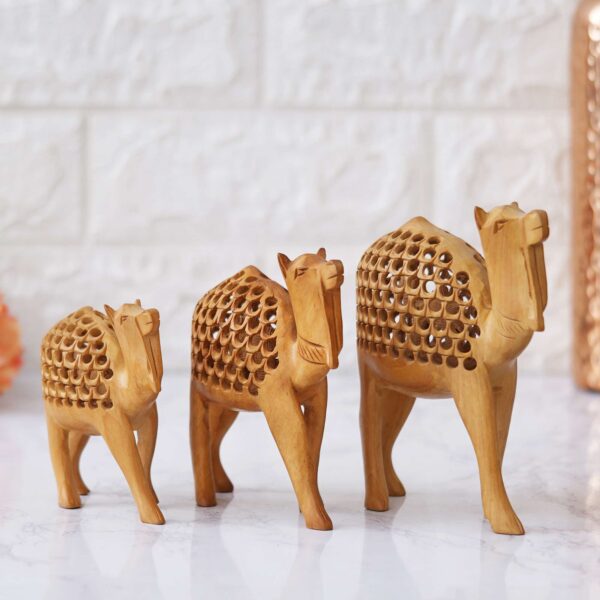 Handcrafted Wooden Camel Figurine: Exquisite Décor Inspired by the Desert