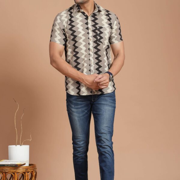 Men?s Grey & Black Zigzag Printed Cotton Short-Sleeve Shirt ? Casual Trendy Wear